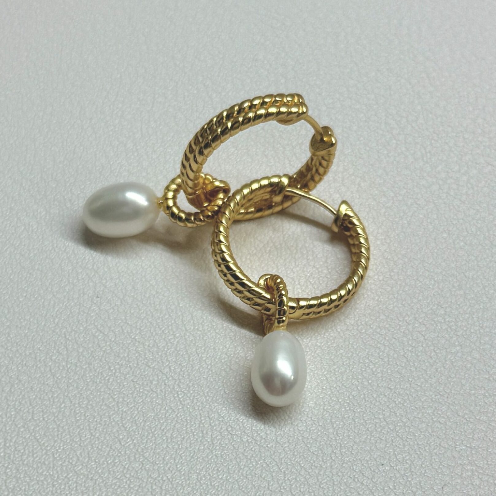Amelie Twisted Pearl Hoops - Matt gold plated