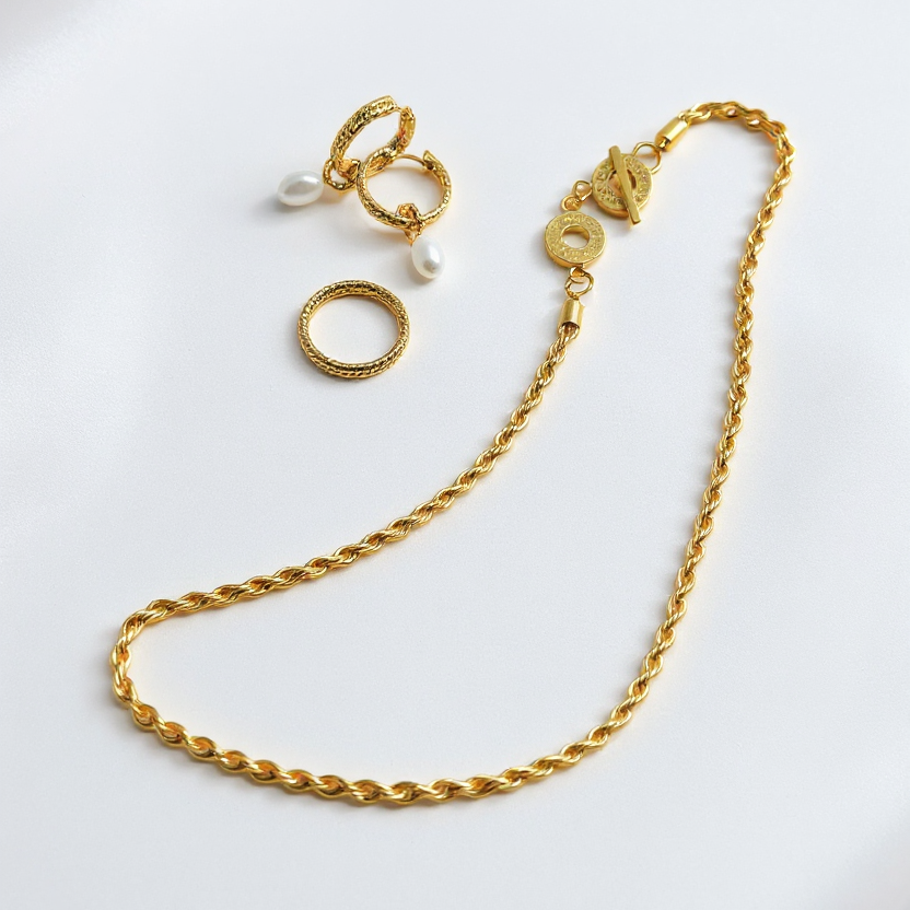 Amelie Twisted Pearl Hoops - Matt gold plated